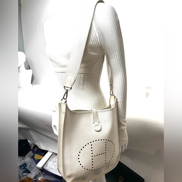 Pre-Owned Hermes PM Evelyne Bag Gen III Clemence
Strap can be change if desired - Picture 3 of 15